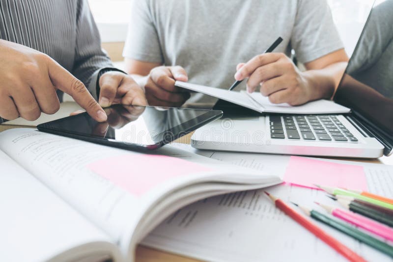Bildung, Unterricht, Lernen, Technologie und Leutekonzept TW stockbild