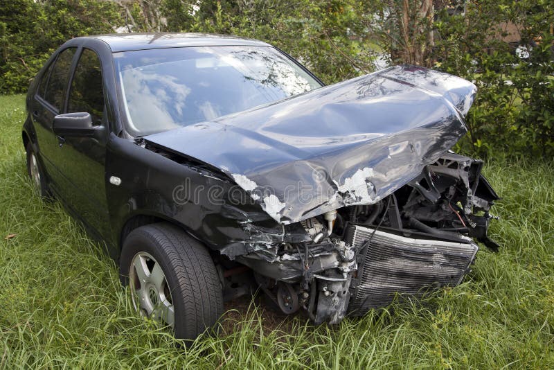 Bilen efter en auto olycka avslöjer skada arkivfoton Bilen efter en auto olycka avslöjer skada arkivfoton
