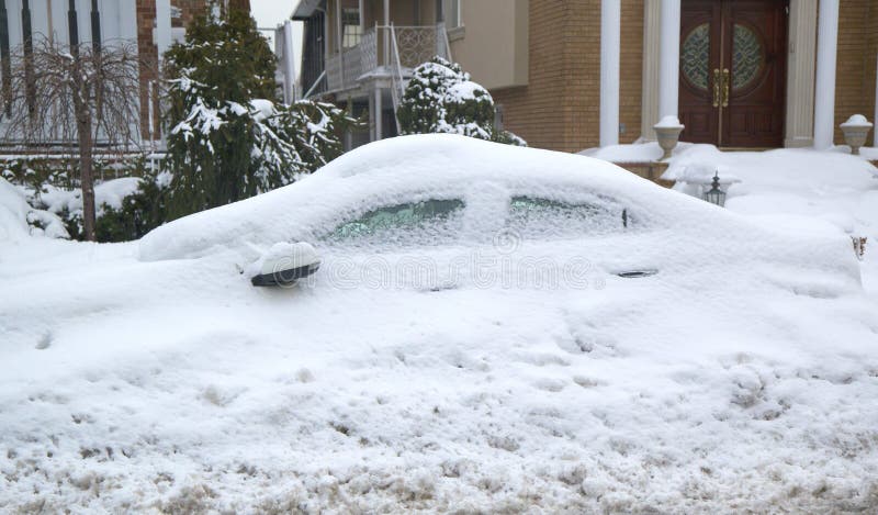 Bilen fullständigt under snö efter massiva vinterstormar slår nordost