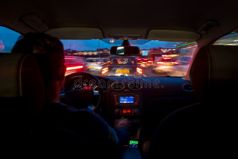 Bilen för nattetidhuvudvägen med rörelse gjorde suddig från inre att rusa arkivbild Bilen för nattetidhuvudvägen med rörelse gjorde suddig från inre att rusa arkivbild