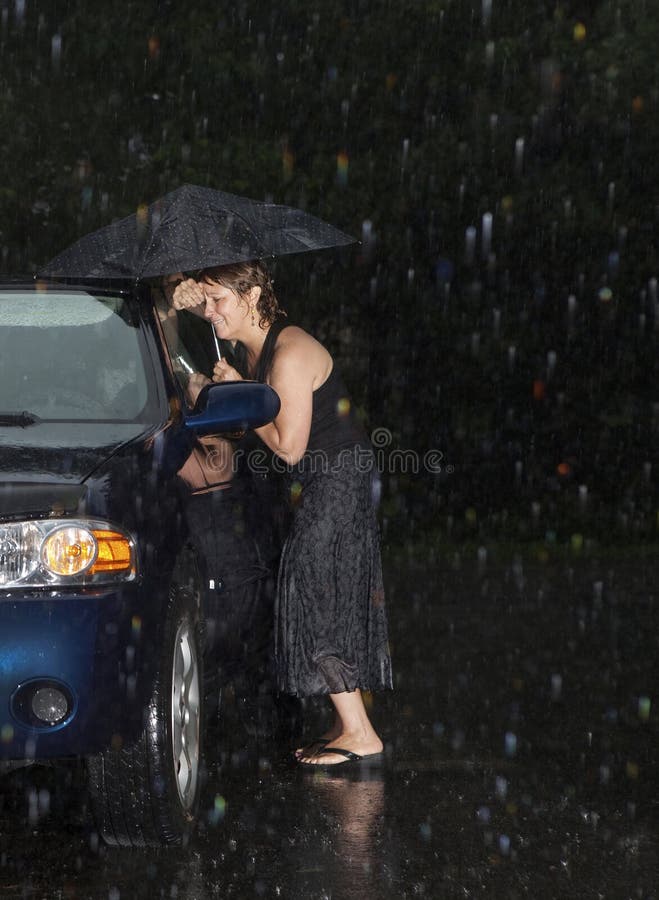 Kvinna låst ute ur sin bil arkivfoton