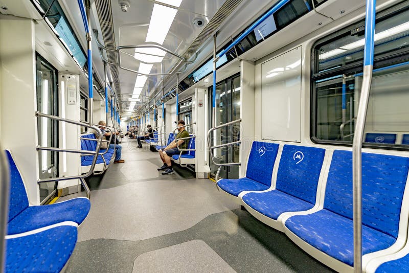Bilen på Moskvas tunnelbana Visa inuti bilen Armbågar arkivfoto