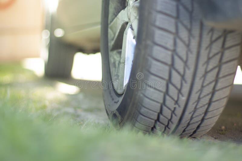 Bilen står på gräsbottensikten av hjulet royaltyfri bild Bilen står på gräsbottensikten av hjulet royaltyfri bild