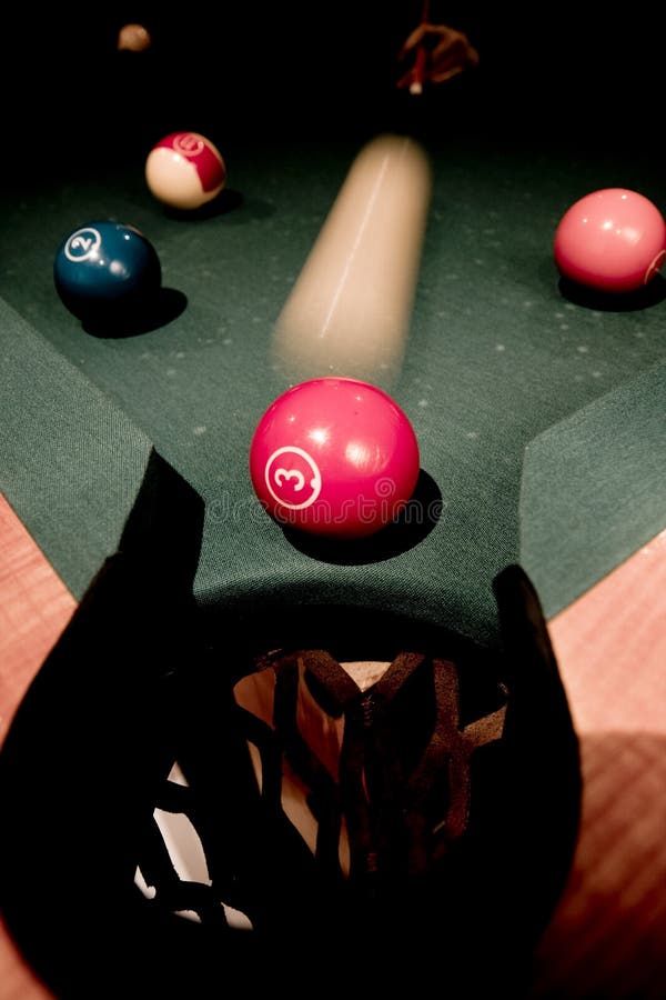 Oito Bolas Do Pool De Bolas Na Mesa Vermelha Imagem de Stock - Imagem de  pilha, colorido: 198594035