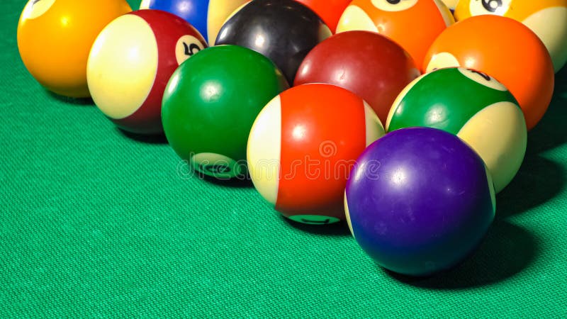 Bolas De Bilhar Americano Ou Jogo De Bilhar De Snooker Qualquer Um Dos  Vários Jogos Jogados Em Mesa Azul Foto de Stock - Imagem de barra, verde:  188938038