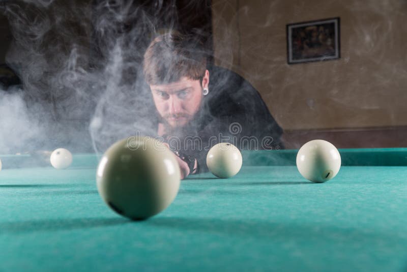 Biliardo del gioco stecca e palle da biliardo martelli la palla nel foro immagine stock libera da diritti Biliardo del gioco stecca e palle da biliardo martelli la palla nel foro immagine stock libera da diritti