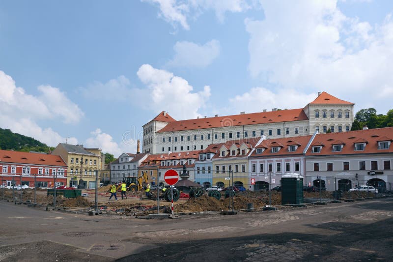 Bilina, Tschechische Republik - 12. Mai 2018: historische Häuser auf Mirove-namesti quadrieren während generall Rekonstruktion un stockfotografie Bilina, Tschechische Republik - 12. Mai 2018: historische Häuser auf Mirove-namesti quadrieren während generall Rekonstruktion un stockfotografie