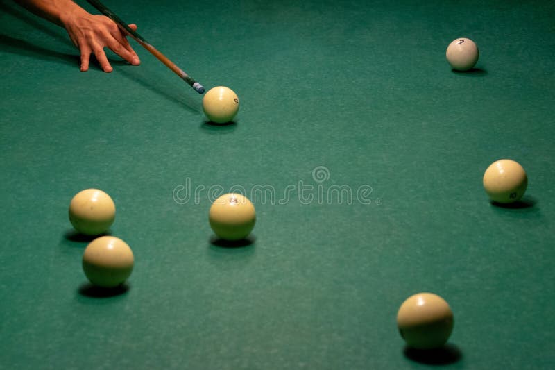Biljartballen op een groene poollijst royalty-vrije stock foto Biljartballen op een groene poollijst royalty-vrije stock foto