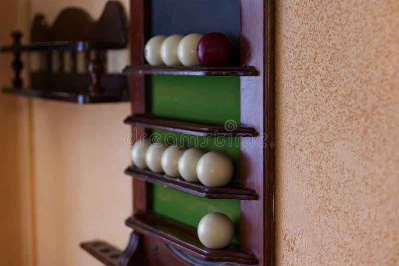 Biljartballen op een Raad op de muur royalty-vrije stock afbeelding Biljartballen op een Raad op de muur royalty-vrije stock afbeelding