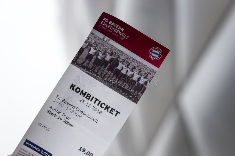 Biljett som besöker museet och Allianz Arenastadion i bakgrunden av stadion arkivfoto Biljett som besöker museet och Allianz Arenastadion i bakgrunden av stadion arkivfoto