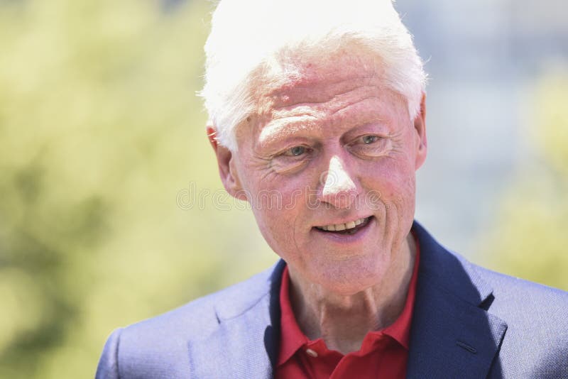 Bill, der unten Clinton-Schaut