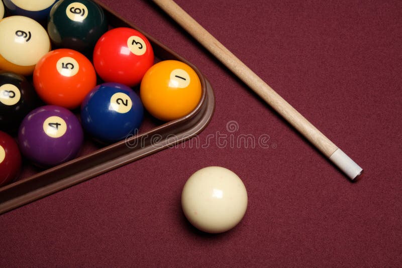 Boules Rouges De Billard Dans La Triangle Photo stock - Image du