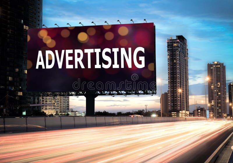 Cartulinas externo publicidad sobre el carretera durante oscuridad publicidad sobre el capaz un piso usado comercio muestra o promocional póster.