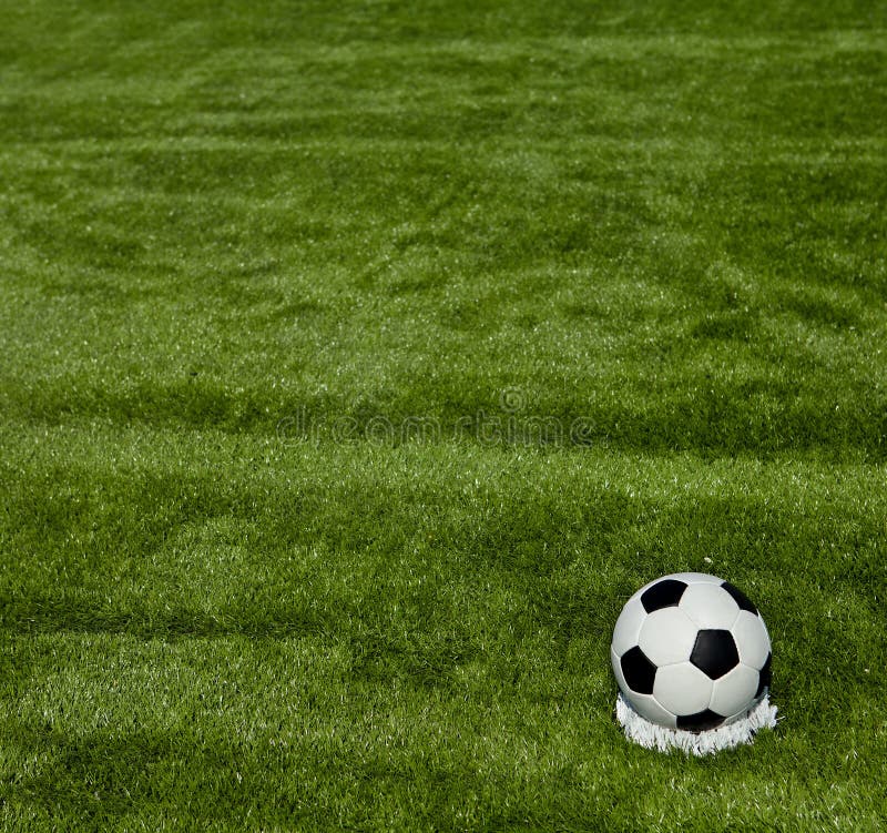 Terrain De Football Avec Du Ballon De Football Sur La Ligne, Vue Courbe  Photo stock - Image du couleur, objet: 33401432