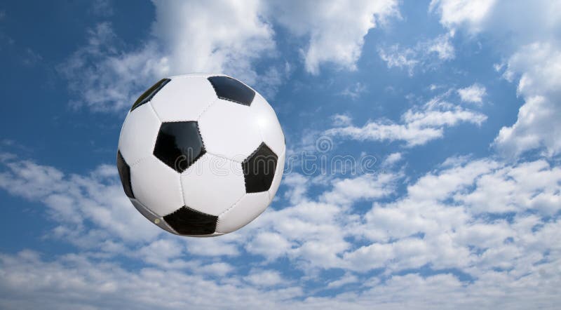 Bille de football et cloudscape photographie stock Bille de football et cloudscape photographie stock