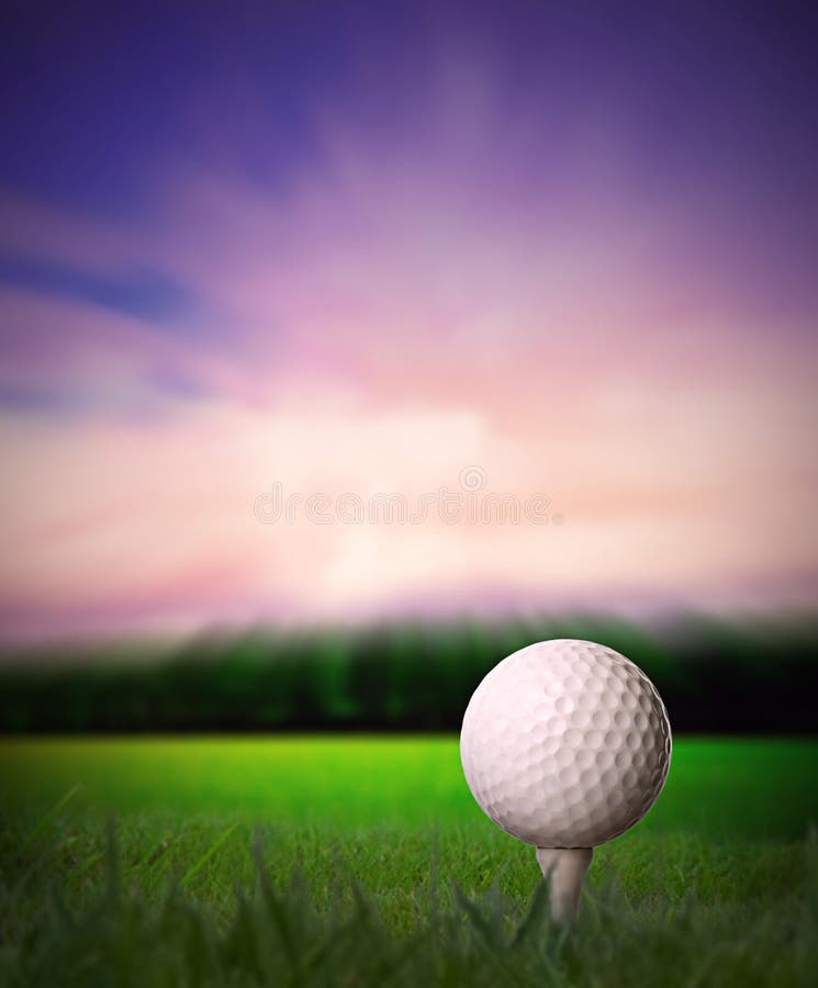 Bille de golf sur le té photographie stock libre de droits Bille de golf sur le té photographie stock libre de droits