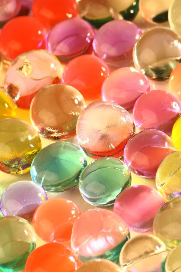 beaucoup de boules d'hydrogel de couleurs différentes. ensemble d'orbis  multicolores. perles d'eau en cristal pour les jeux. ballons à l'hélium.  peut être utilisé comme arrière-plan. gel polymère gel de silice. 4538894  Photo