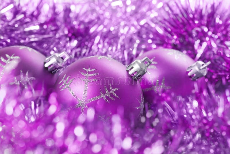 Billes de Noël avec la tresse image libre de droits Billes de Noël avec la tresse image libre de droits