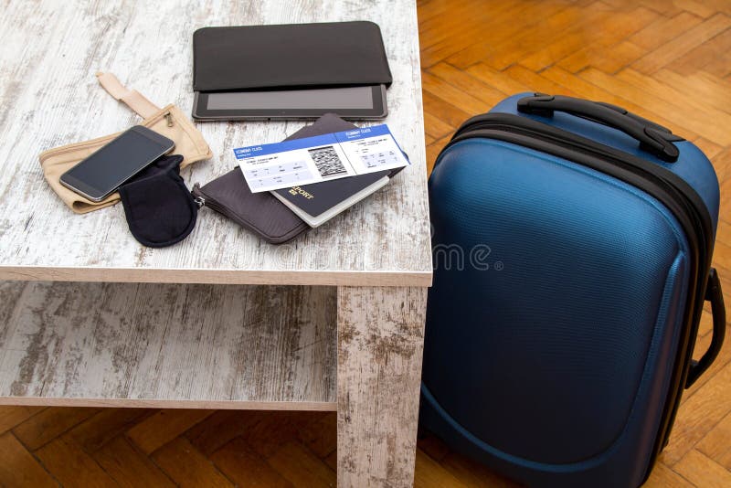 Billet d'avion, passeport et bagage photographie stock Billet d'avion, passeport et bagage photographie stock