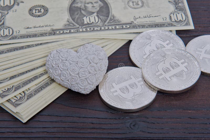 Billetes de banco, bitcoins y corazón del dólar en una tabla foto de archivo libre de regalías Billetes de banco, bitcoins y corazón del dólar en una tabla foto de archivo libre de regalías