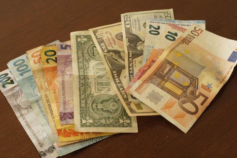 Billetes En Euros En Reales Brasileños Y Dólares En Una Mesa Imagen de  archivo - Imagen de intercambio, extracto: 203804081