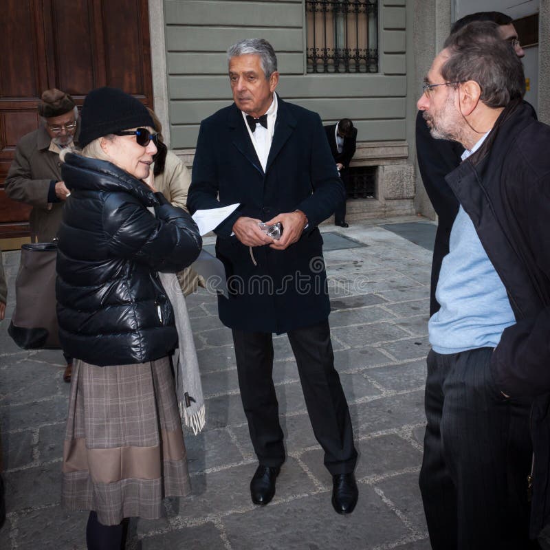 Billets de attente de personnes en dehors du théatre de l'opéra de La Scala à Milan, Italie photo stock Billets de attente de personnes en dehors du théatre de l'opéra de La Scala à Milan, Italie photo stock
