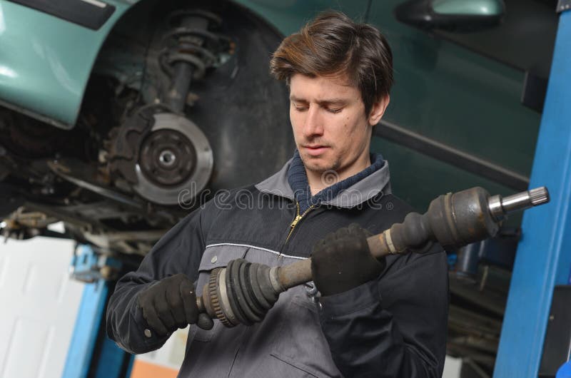 Bilmekanikern/repairmanen arbetar arkivbilder Bilmekanikern/repairmanen arbetar arkivbilder