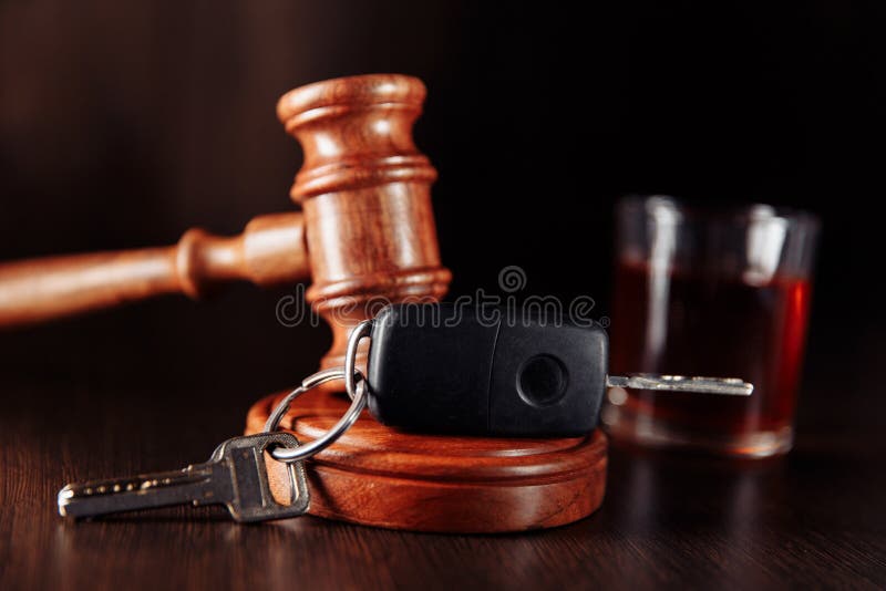 Bilnyckel, domarklubba och alkoholflaska med glas nära Körkonceptet Drunk