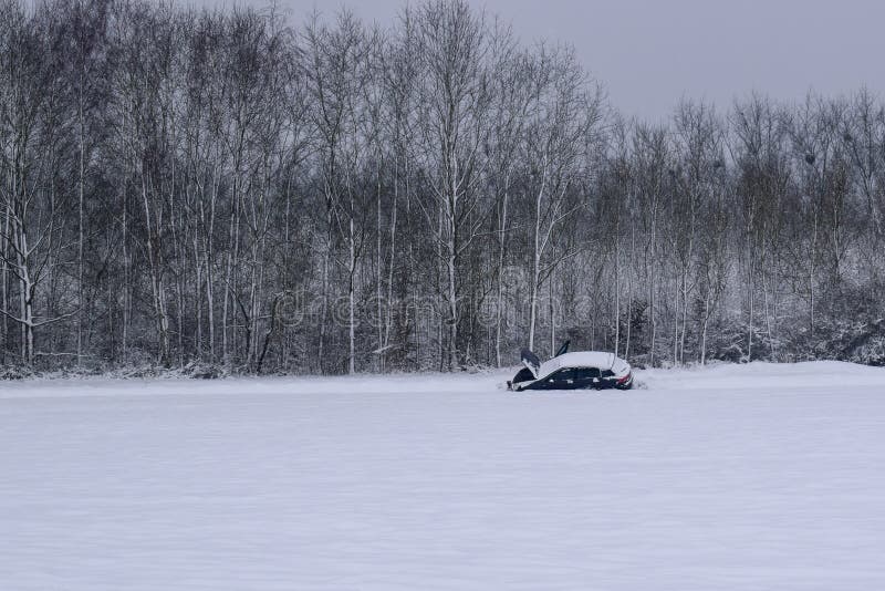 Bilsammanbrott i snöig väg/landskap i fransk bygd under vinter arkivfoto Bilsammanbrott i snöig väg/landskap i fransk bygd under vinter arkivfoto