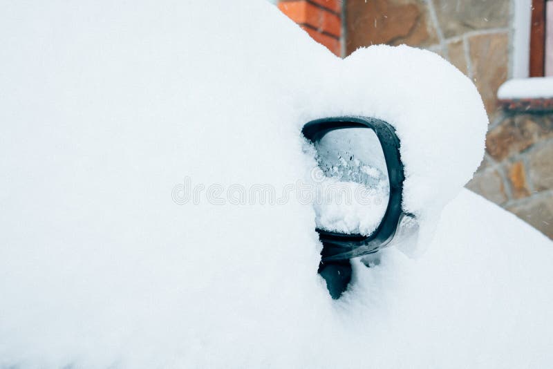 Bilspegel i snö Fryst täckte snö passagerarebilspegeln royaltyfria bilder Bilspegel i snö Fryst täckte snö passagerarebilspegeln royaltyfria bilder