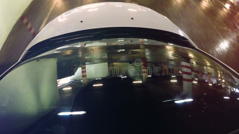 bilvindruta Underjordiska parkeringsljus reflekterade i vindruta Kamera ombord
