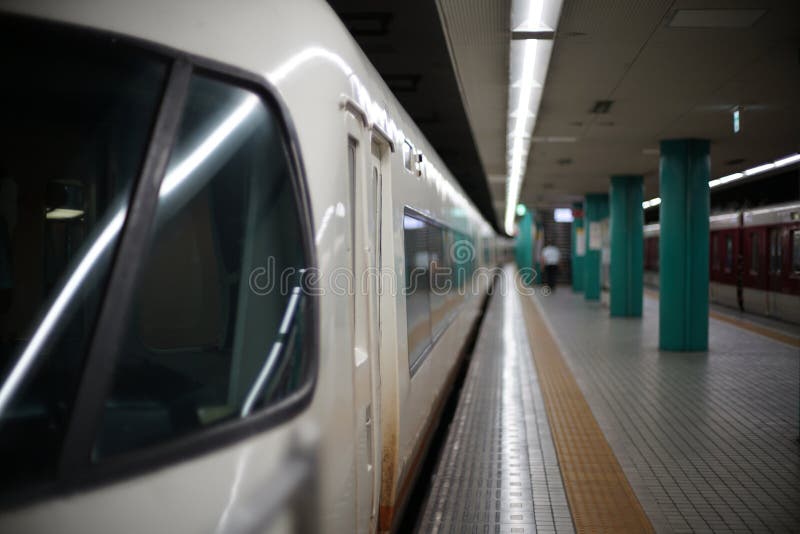 Binario calmo stesso della stazione ferroviaria nella prefettura di Nara, Giappone immagini stock Binario calmo stesso della stazione ferroviaria nella prefettura di Nara, Giappone immagini stock