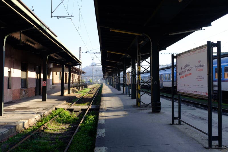 Binario vuoto ad una piccola stazione ferroviaria fotografie stock libere da diritti Binario vuoto ad una piccola stazione ferroviaria fotografie stock libere da diritti