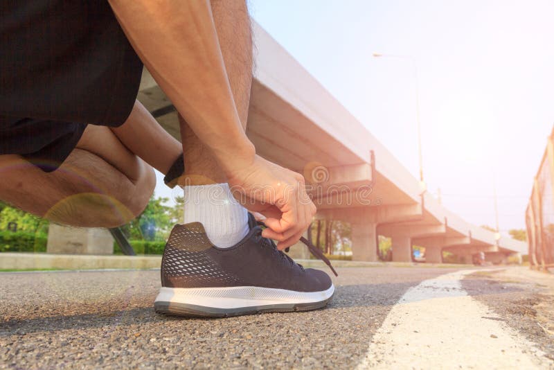 Binden Sie die Schuhe, bevor Sie laufen stockfotos Binden Sie die Schuhe, bevor Sie laufen stockfotos