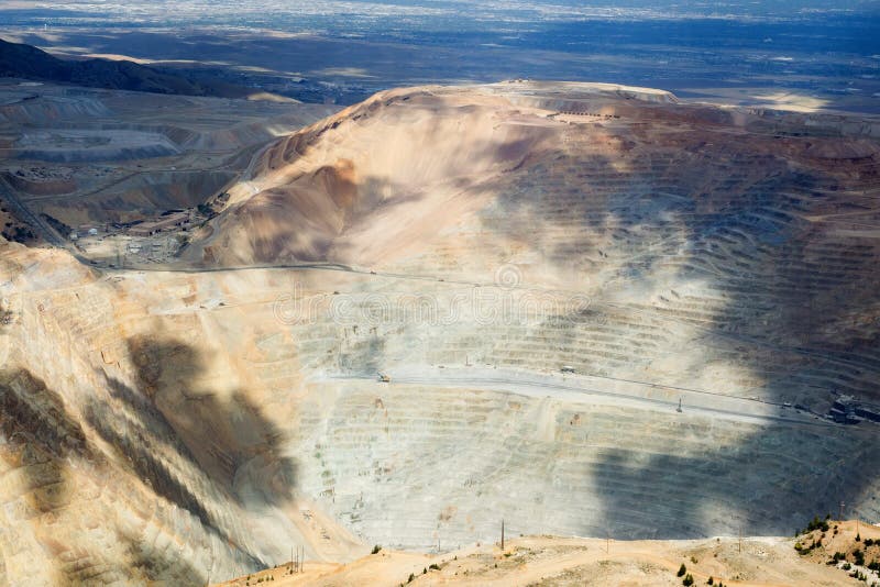 Bingham Canyon Mine, también conocido como la mina de cobre de Kennecott, es una minería a cielo abierto que extrae un copp grand foto de archivo Bingham Canyon Mine, también conocido como la mina de cobre de Kennecott, es una minería a cielo abierto que extrae un copp grand foto de archivo