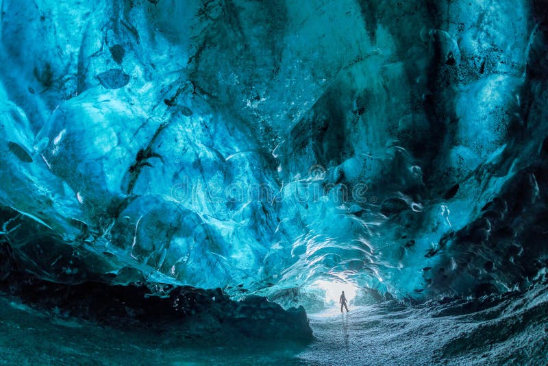 Binnen een blauw ijshol in IJsland