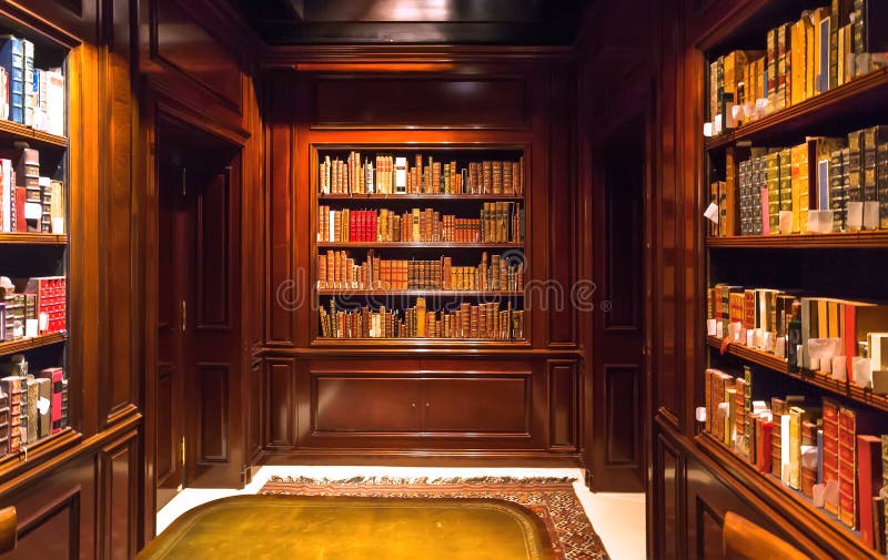 Binnen oude ruimte met boeken op boekenrekken met document volumes en antiek houten meubilair van de Koninklijke Bibliotheek royalty-vrije stock foto's Binnen oude ruimte met boeken op boekenrekken met document volumes en antiek houten meubilair van de Koninklijke Bibliotheek royalty-vrije stock foto's