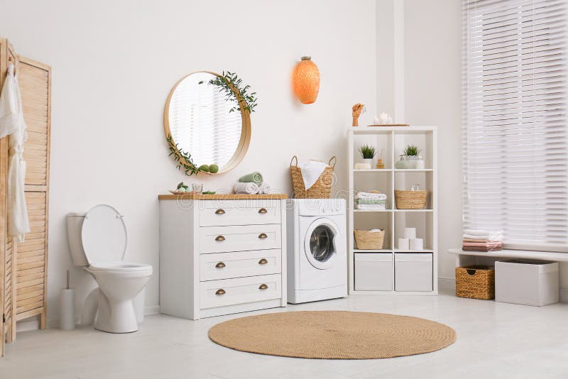 Binnenkant van de badkamer met wasmachine royalty-vrije stock afbeeldingen