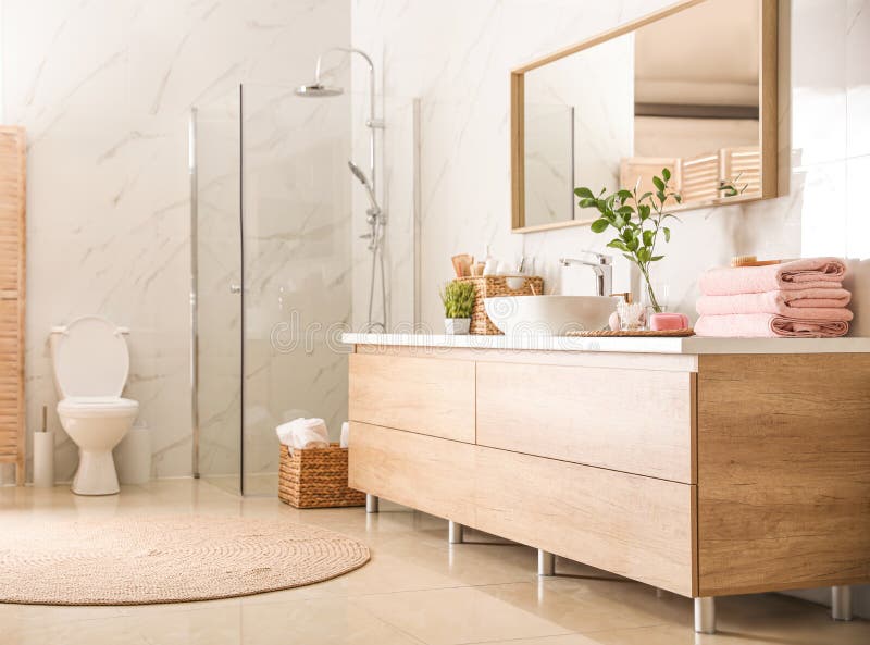 Interieur van een stijlvolle badkamer met douchecabine stock foto