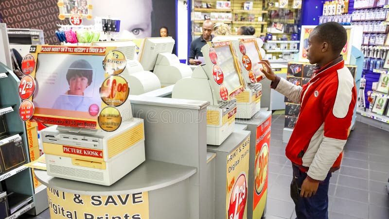 Binnenkantbinnenland van een laboratorium van de de fotodruk van Kodak Uitdrukkelijk royalty-vrije stock foto's Binnenkantbinnenland van een laboratorium van de de fotodruk van Kodak Uitdrukkelijk royalty-vrije stock foto's