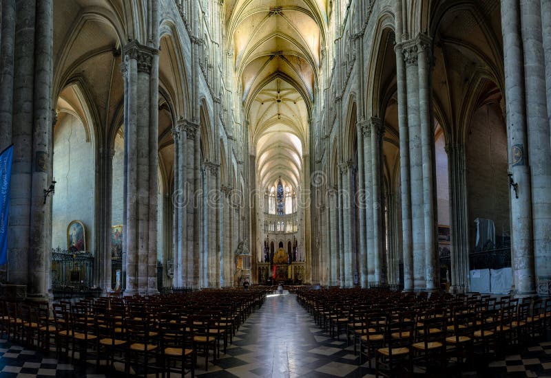 Binnenland en detail van Amiens-Kathedraal in Frankrijk