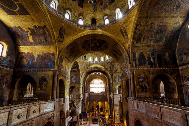 Binnenland van de het Teken` s Basiliek van Heilige in Venetië royalty-vrije stock afbeelding Binnenland van de het Teken` s Basiliek van Heilige in Venetië royalty-vrije stock afbeelding