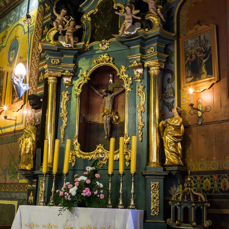 Binnenland van de houten antieke kerk in Podstolice dichtbij Krakau stock afbeelding Binnenland van de houten antieke kerk in Podstolice dichtbij Krakau stock afbeelding