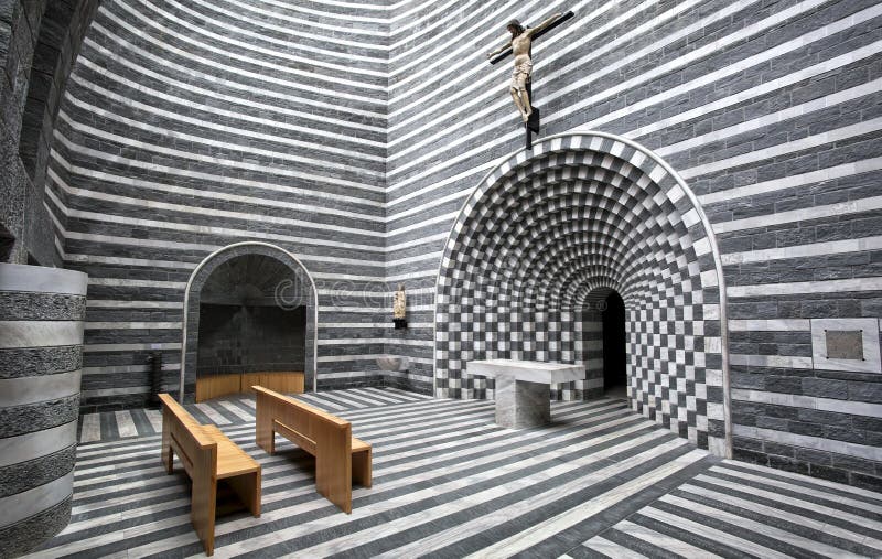 Binnenland van de kleine Kerk van Heilige Giovanni Battista van Mongo in Valle Maggia, Ticino, Zwitserland