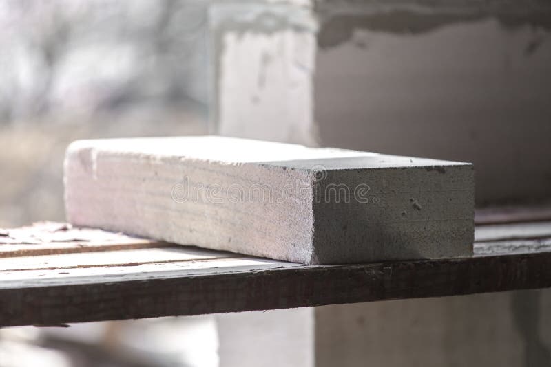 binnenland van een buitenhuis in aanbouw Plaats waarop de muren van gas concrete blokken en kruiwagen worden gebouwd royalty-vrije stock foto's binnenland van een buitenhuis in aanbouw Plaats waarop de muren van gas concrete blokken en kruiwagen worden gebouwd royalty-vrije stock foto's