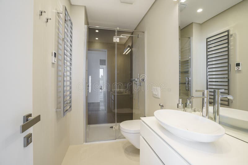 Binnenland van een lichte badkamers in een luxevilla royalty-vrije stock afbeelding Binnenland van een lichte badkamers in een luxevilla royalty-vrije stock afbeelding
