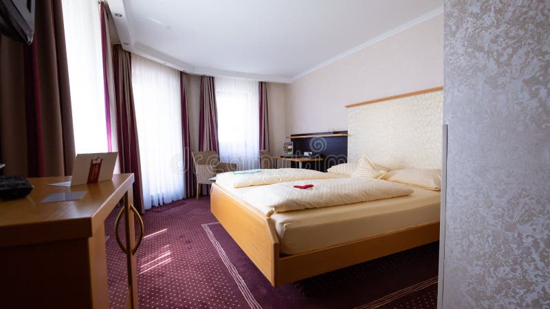 Binnenland van een Ramada-hotelruimte met een bed stock foto Binnenland van een Ramada-hotelruimte met een bed stock foto