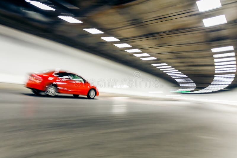 Binnenland van een stedelijke tunnel met auto, motieonduidelijk beeld royalty-vrije stock foto Binnenland van een stedelijke tunnel met auto, motieonduidelijk beeld royalty-vrije stock foto
