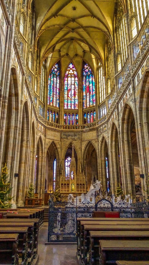 Binnenland van Heilige Vitus Cathedral binnen het Kasteel van Praag royalty-vrije stock afbeeldingen Binnenland van Heilige Vitus Cathedral binnen het Kasteel van Praag royalty-vrije stock afbeeldingen