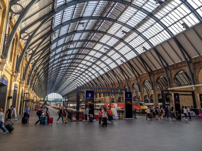Binnenland van het Koningen Dwarsstation in Londen royalty-vrije stock foto Binnenland van het Koningen Dwarsstation in Londen royalty-vrije stock foto